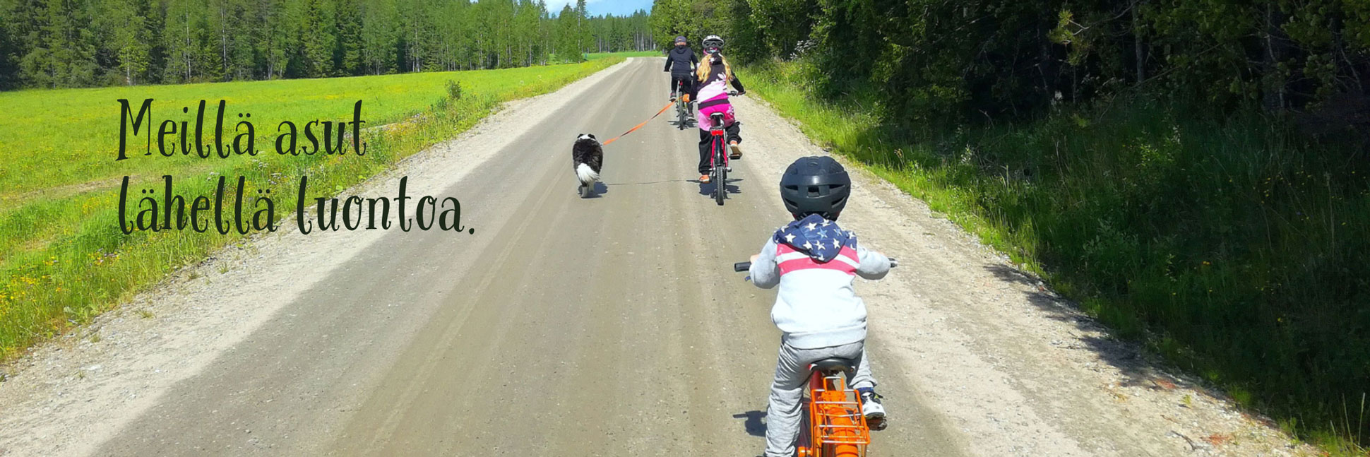 Muuttajalle suunnatun sivun pääkuvassa perhe polkupyöräilee maaseuturaitilla. Kuvaaja: Sanna Kotilainen