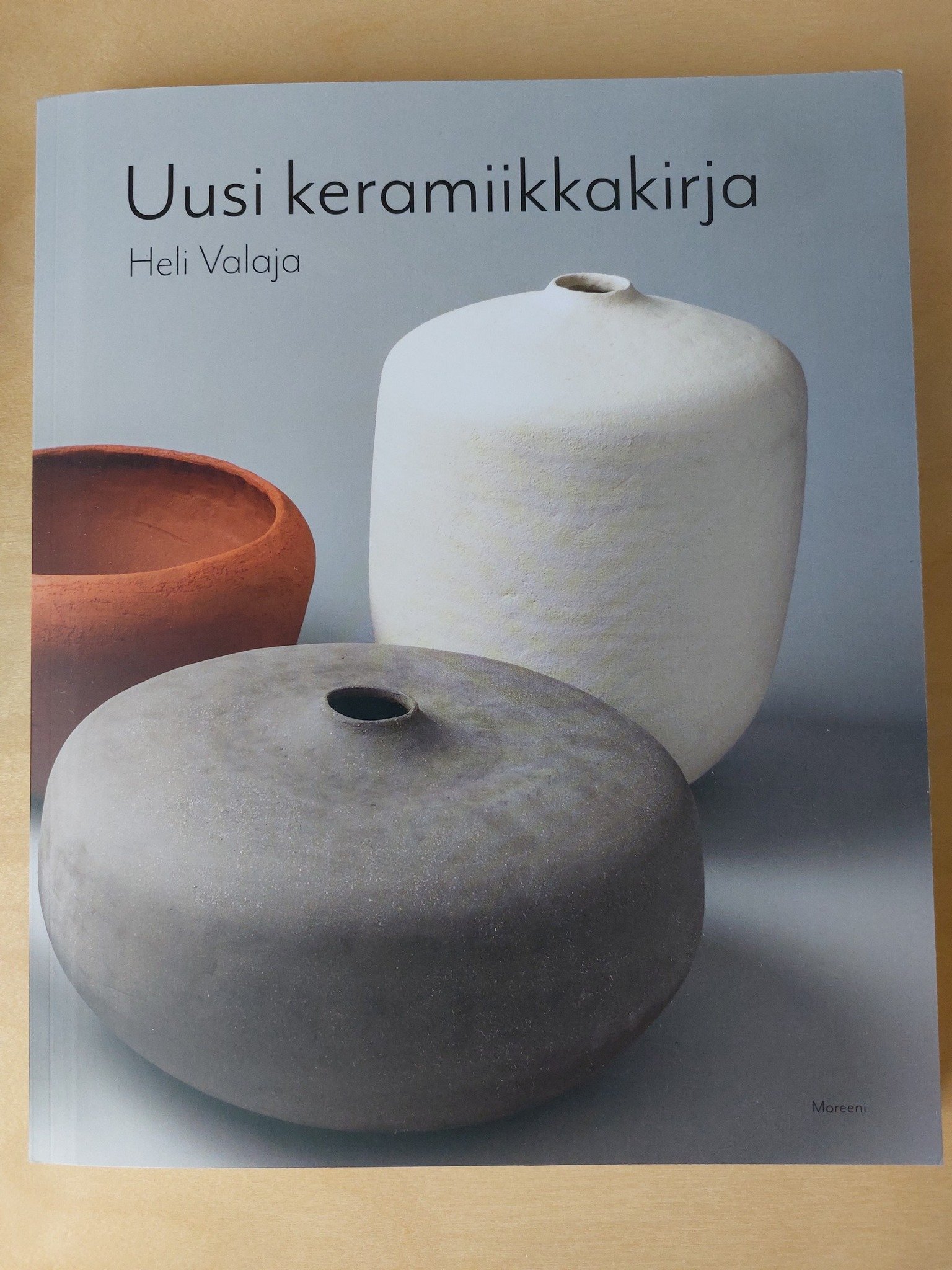 Uusi keramiikkakirjan kansi, jossa on kolme saviastiaa